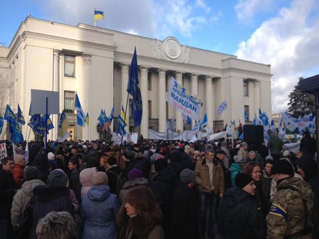 Под Радой масштабный пикет, перекрыта улица Грушевского (Фото)