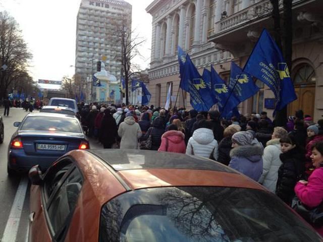 Под Кабмином протестуют афганцы и чернобыльцы (Фото)