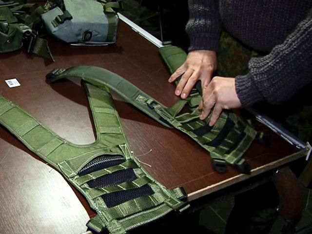Волонтери на міні-швейній фабриці шиють військові "розгрузки"
