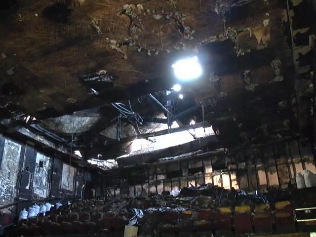 Обгоревший кинотеатр "Жовтень" заливает водой