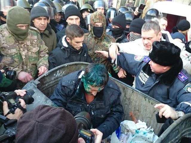 У Харкові екс-регіонала "люстрували" яйцями, зеленкою і сміттєвим баком (Фото. Відео) У Харкові екс-регіонала "люстрували" яйцями, зеленкою і сміттєвим баком (Фото. Відео)