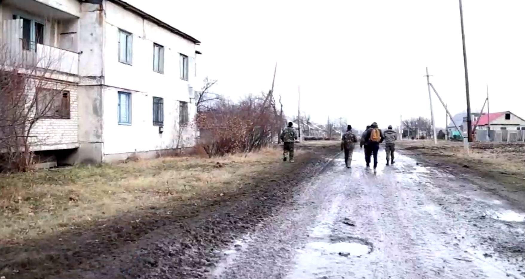 Життя у Кримському — діти граються уламками снарядів, бійці стають ремонтниками