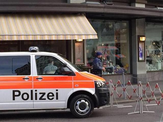 В Цюрихе полиция готовится к штурму банка, захваченного грабителем (Фото)