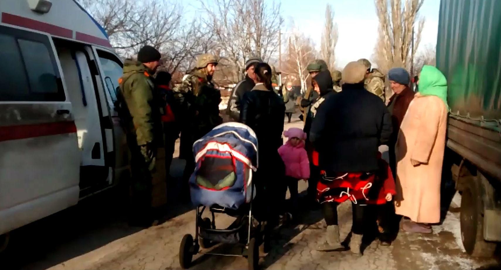 Українські військові допомагають жителям сіл у "сірій зоні"