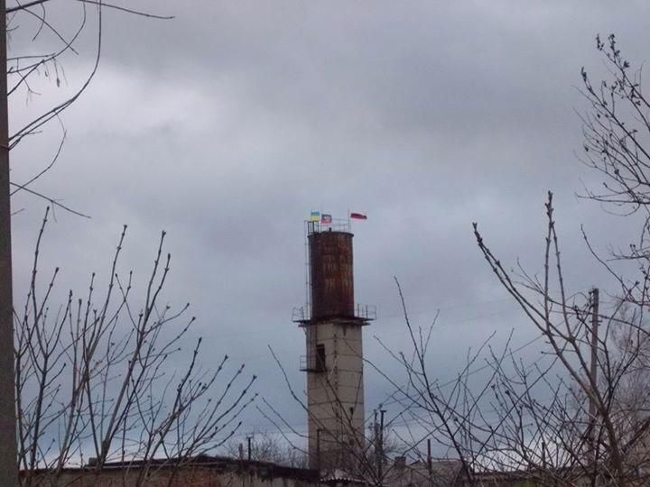 В Донецкой области вывесили три флага в знак "перемирия" (Фото)