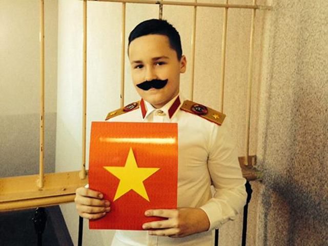 У Росії дитину одягли в костюм Сталіна на різдвяну виставу (Фото)