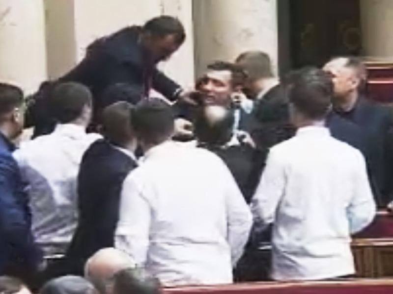 В Раде возникла потасовка между Ляшко и Шуфричем В Раде возникла потасовка между Ляшко и Шуфричем