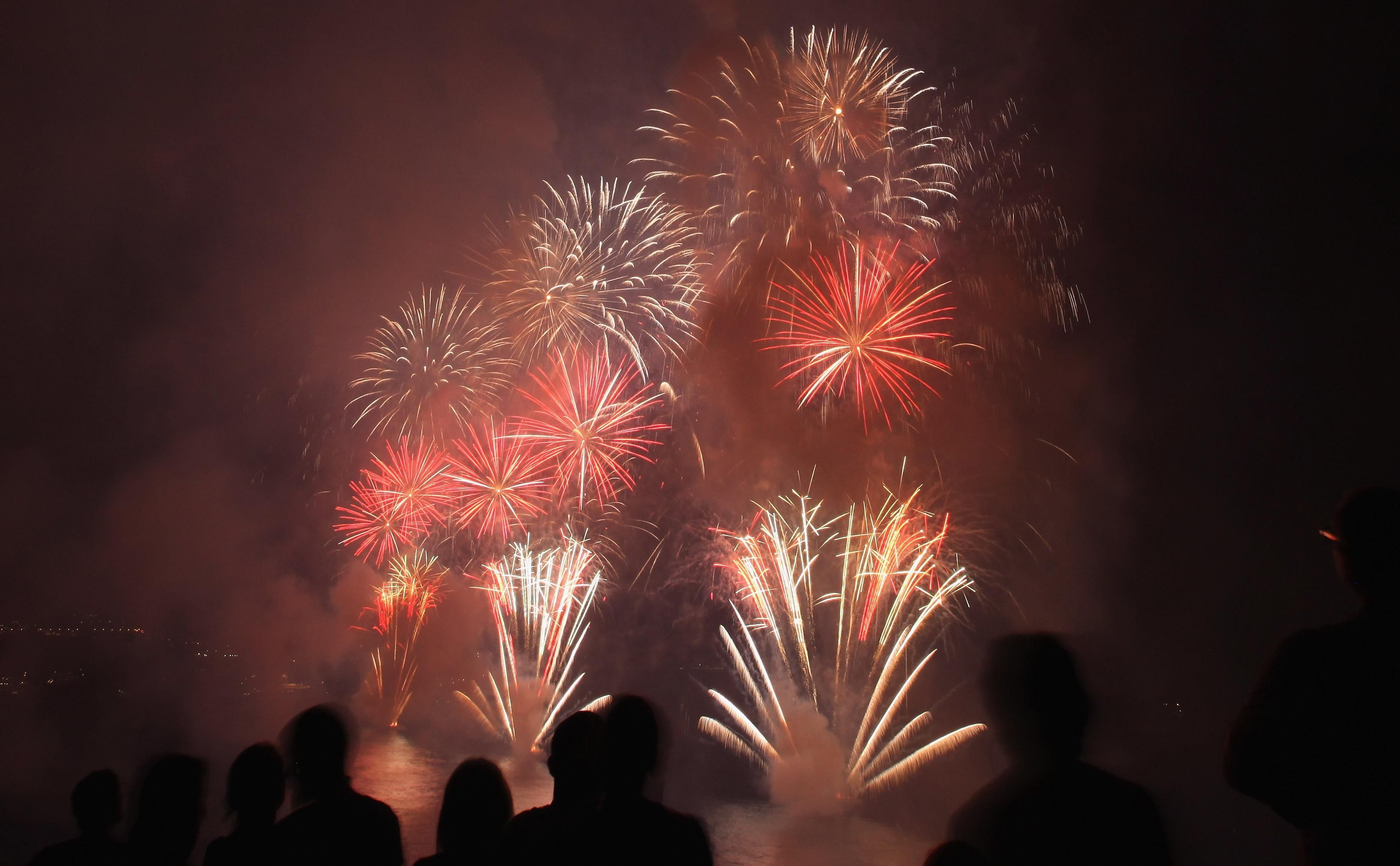 В Киеве запретили фейерверки и салюты до завершения АТО В Киеве запретили фейерверки и салюты до завершения АТО