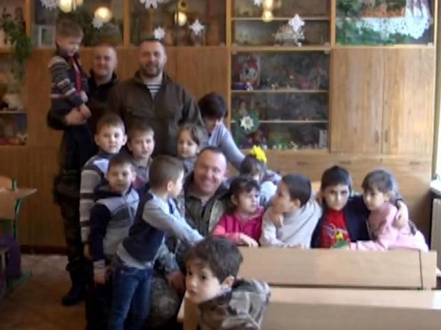 На Луганщину в школу-інтернат бійці привезли подарунки з Тернополя На Луганщину в школу-інтернат бійці привезли подарунки з Тернополя