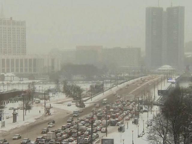 Москву замело: скасовують авіарейси, місто зупинилось в заторах