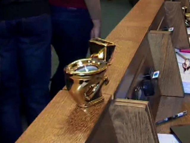 Черновицким депутатам подарили золотые "унитазы" Черновицким депутатам подарили золотые "унитазы"