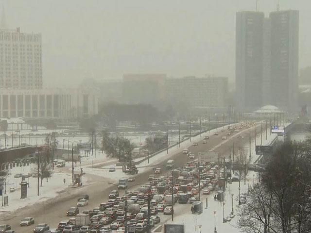 Москву замело: отменяют авиарейсы, город остановился в пробках