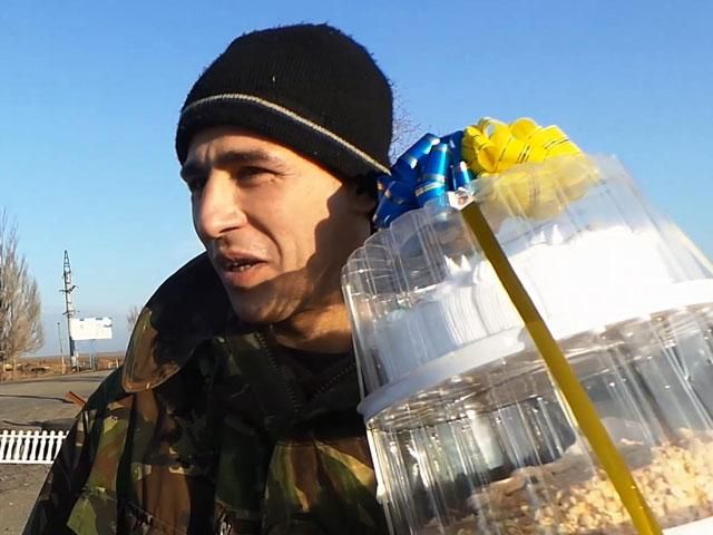 Маріупольські волонтери привітали бійця з уродинами Маріупольські волонтери привітали бійця з уродинами