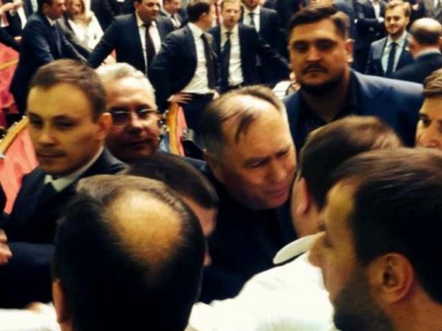 Найактуальніші фото 25 грудня: штовханина в Раді, пікет у Москві Найактуальніші фото 25 грудня: штовханина в Раді, пікет у Москві