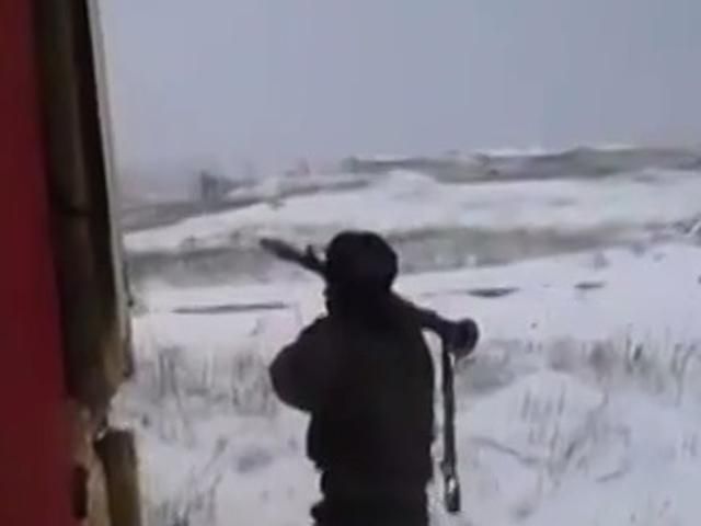 Бойовики підступно обстрілюють "кіборгів" з ручного гранатомета 