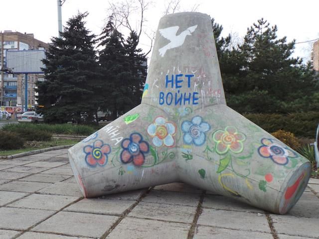 Контрасти Маріуполя: святкова ялинка поруч зі зруйнованими будинками Контрасти Маріуполя: святкова ялинка поруч зі зруйнованими будинками