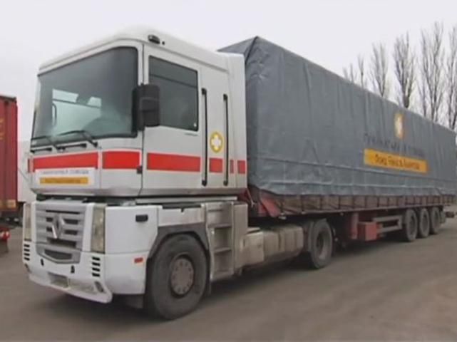 15 машин с гуманитарной помощью наконец доехали на Донбасс