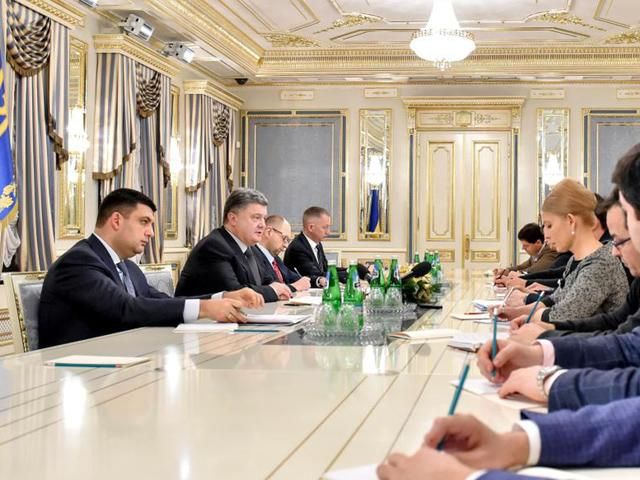 Порошенко закликав до себе Гройсмана, Яценюка та інших. Вимагає негайно прийняти бюджет Порошенко закликав до себе Гройсмана, Яценюка та інших. Вимагає негайно прийняти бюджет