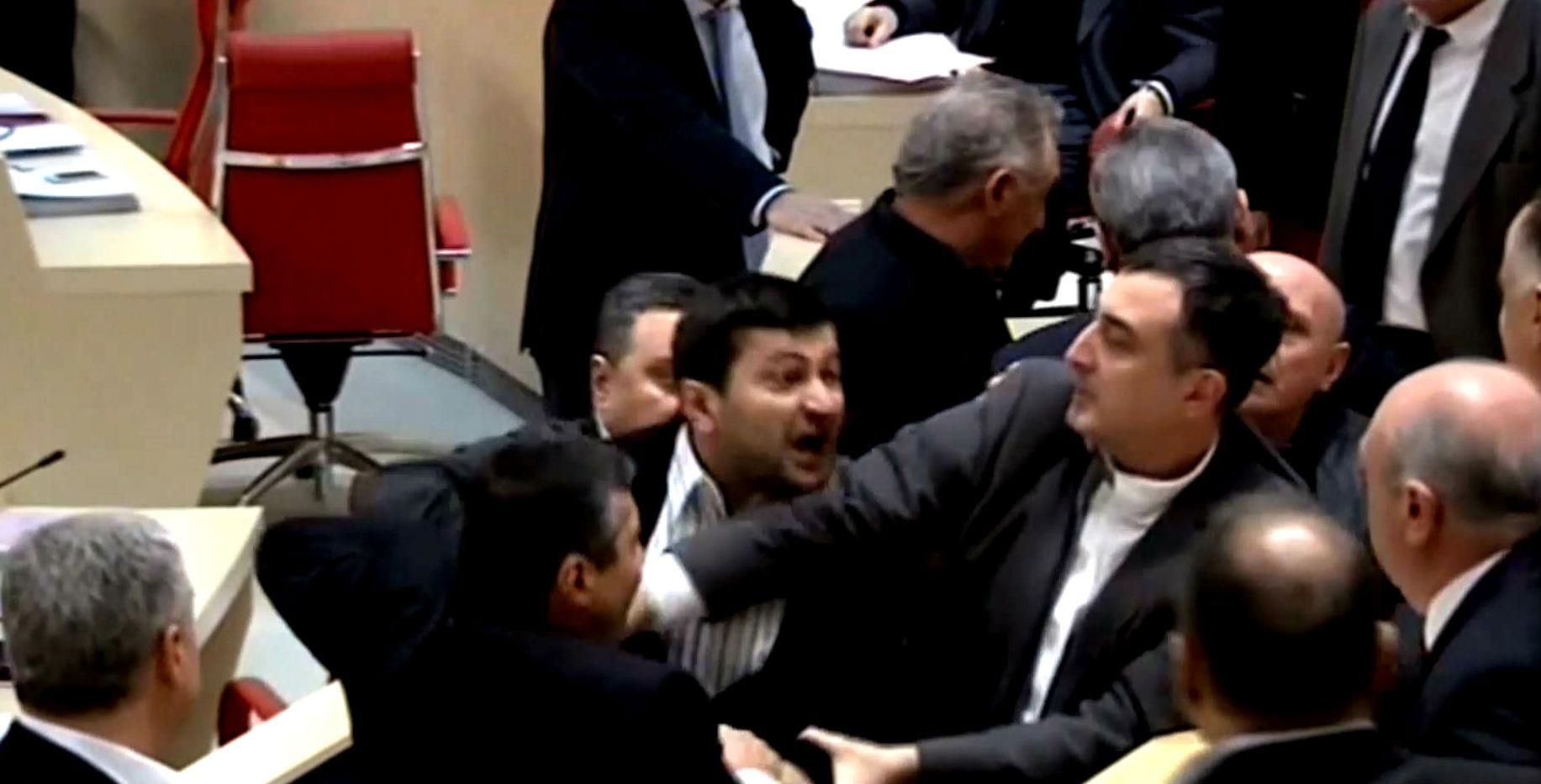 В грузинском парламенте тоже драки В грузинском парламенте тоже драки