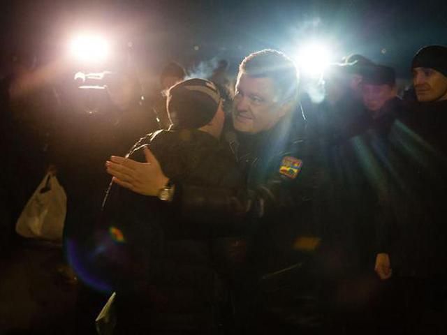 Президент зустрів звільнених з полону українських воїнів (Фото, Відео)