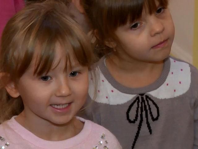 Дітям-переселенцям показали новорічну виставу з 3D-декораціями Дітям-переселенцям показали новорічну виставу з 3D-декораціями