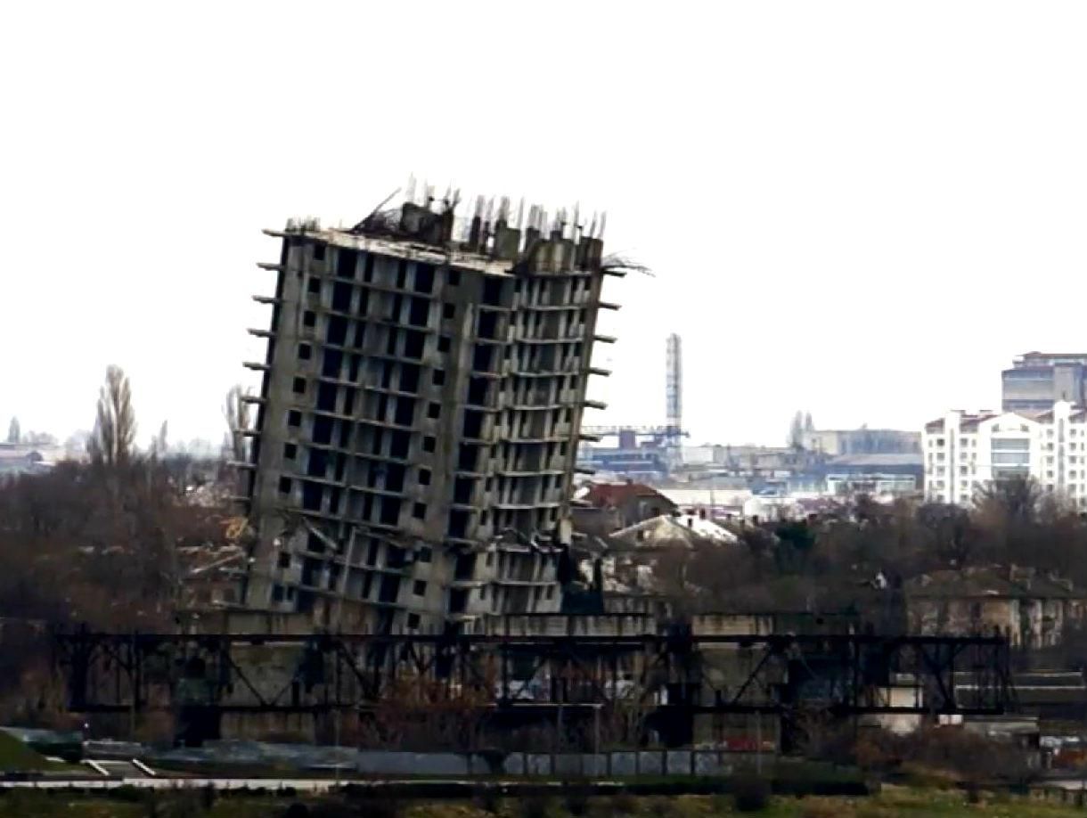 В Севастополе все-таки снесли многоэтажку