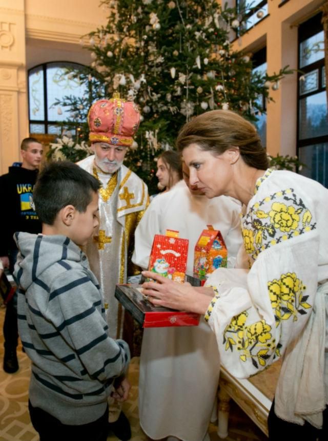 Родина Порошенка влаштувала концерт для дітей постраждалих військових із Франківщини Родина Порошенка влаштувала концерт для дітей постраждалих військових із Франківщини
