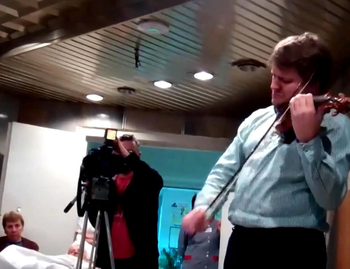 Скрипка Страдивари прозвучала для раненых в АТО бойцов Скрипка Страдивари прозвучала для раненых в АТО бойцов