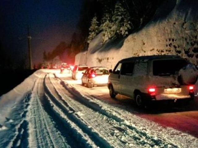 Во Франции 15 тыс авто оказались в снежной ловушке, один водитель погиб