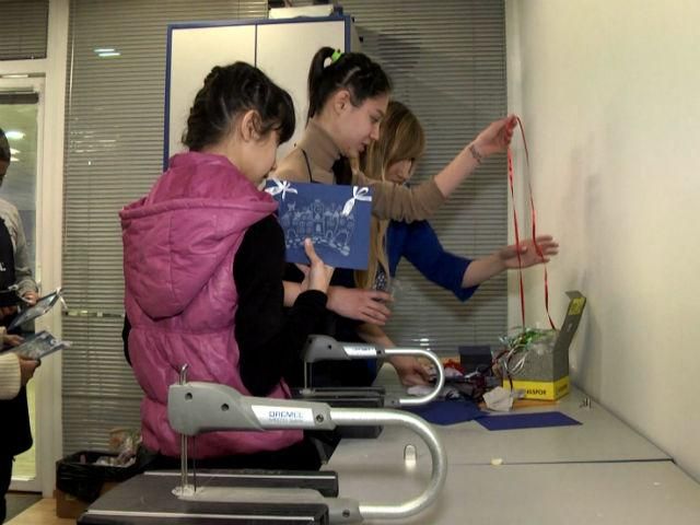 Дети переселенцев отправили новогодние подарки в Крым и зону АТО Дети переселенцев отправили новогодние подарки в Крым и зону АТО