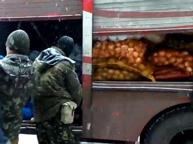 Військові розвантажують українську гумдопомогу в АТО Військові розвантажують українську гумдопомогу в АТО