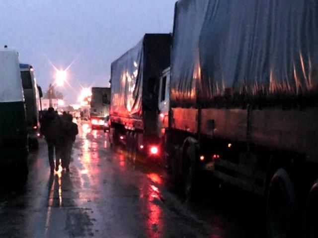 На границе между Украиной и Крымом уже многочасовые пробки
