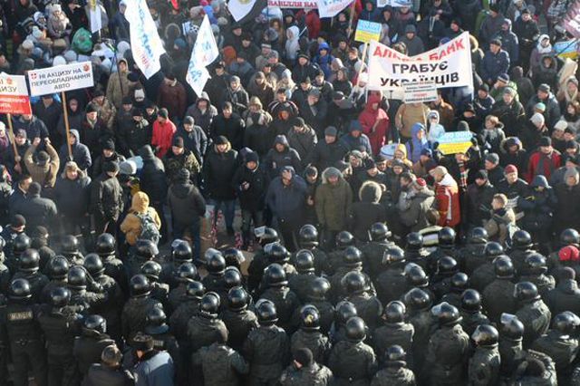 Під Радою сталася сутичка між протестувальниками і міліціонерами (Фото)