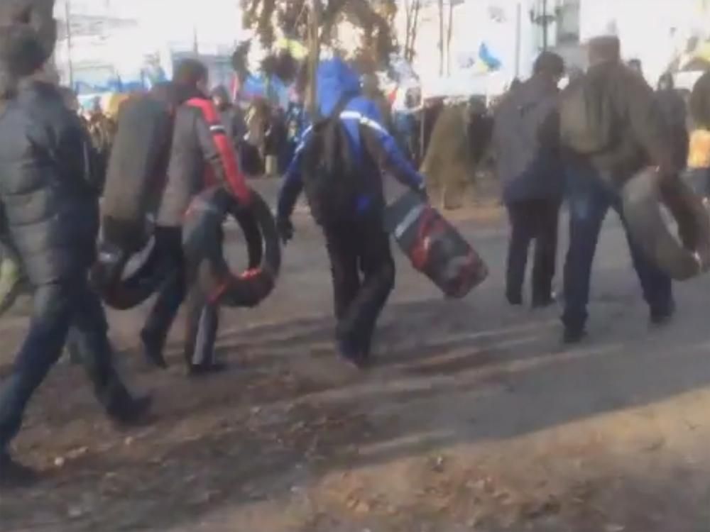 Под Раду несут шины