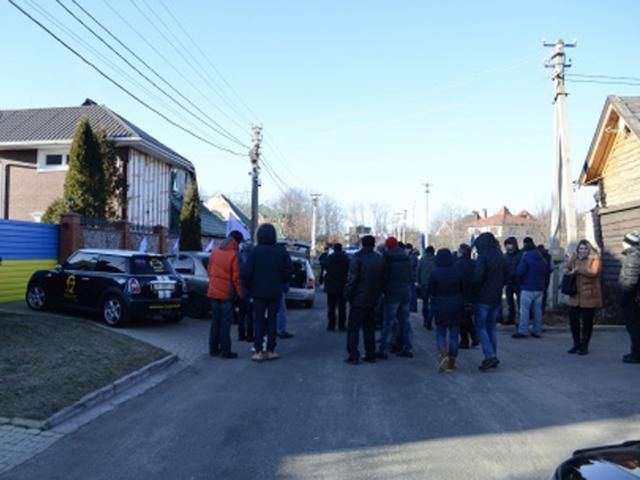 Автомайдан приехал к Яценюку (Фото) Автомайдан приехал к Яценюку (Фото)