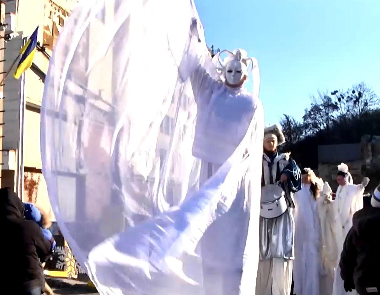 Волонтеры организовывают в Киеве праздники для детей-переселенцев Волонтеры организовывают в Киеве праздники для детей-переселенцев