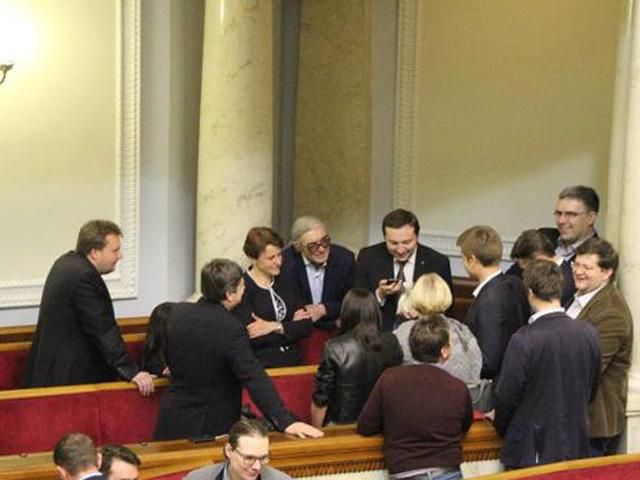 Серед ночі Рада урізала соціальні пільги і знову пішла на перерву Серед ночі Рада урізала соціальні пільги і знову пішла на перерву