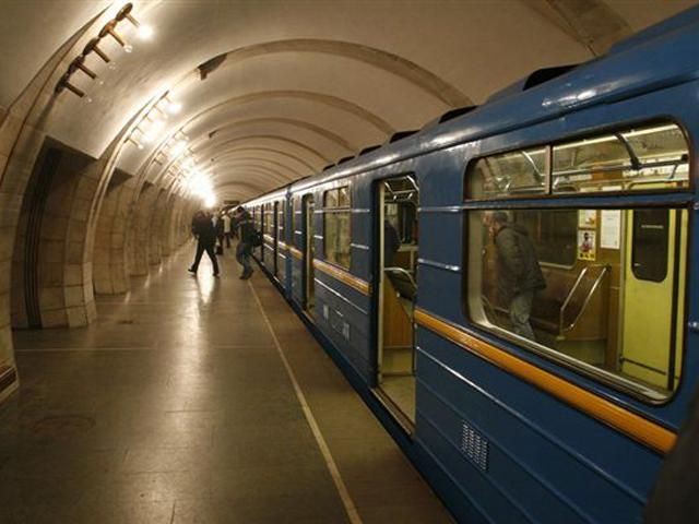 Киевское метро в новогоднюю ночь будет работать дольше Киевское метро в новогоднюю ночь будет работать дольше