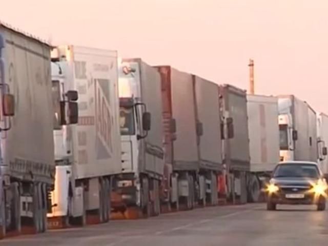 Зафіксовано кілометрові затори на в'їзді в Крим Зафіксовано кілометрові затори на в'їзді в Крим