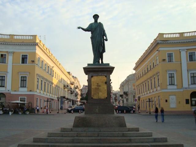 На вулиці Одеси вийде військова техніка через загрозу терактів На вулиці Одеси вийде військова техніка через загрозу терактів