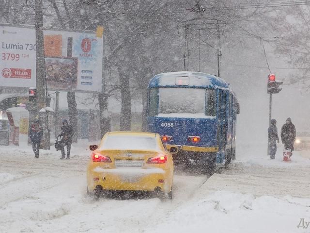 В Одесі рух транспорту паралізовано через снігові замети