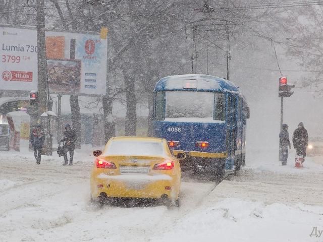 В Одессе движение транспорта парализовано из-за снежных заносов