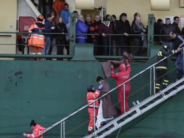 С парома Norman Atlantic наконец эвакуировали всех пассажиров С парома Norman Atlantic наконец эвакуировали всех пассажиров