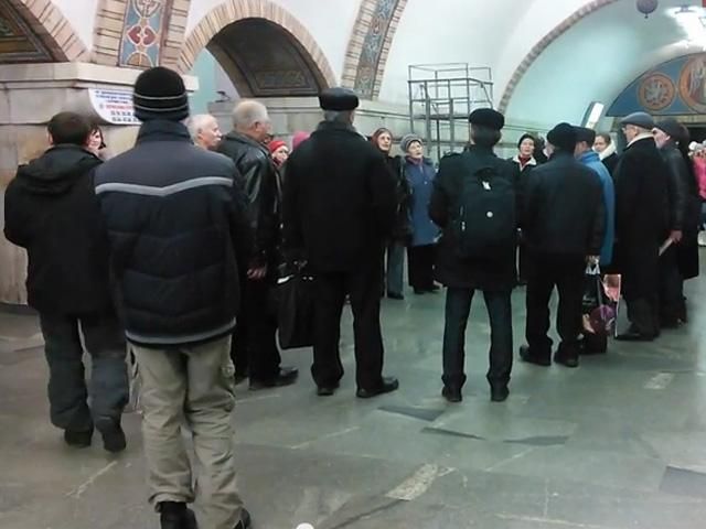 Відео дня: "хор" київських бабусь у метро зірвав аплодисменти