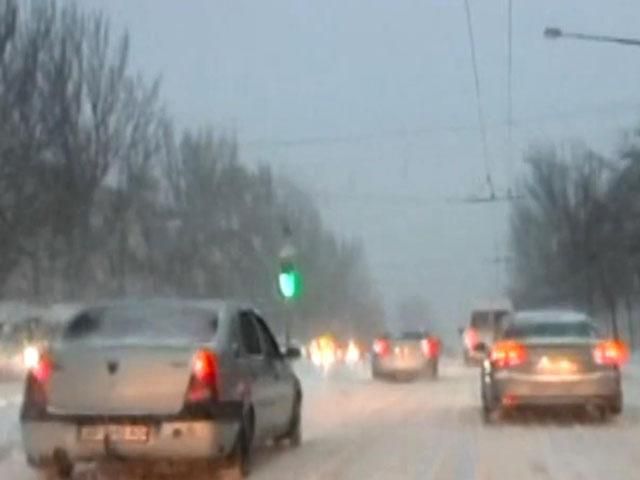 Запорожье также замело: движение на дорогах закрыто