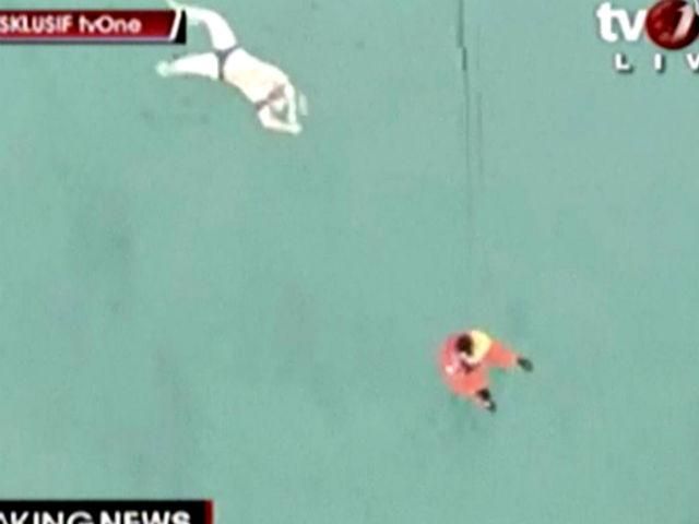 В Индонезии обнаружены тела на воде, вероятно, это пассажиры пропавшего самолета В Индонезии обнаружены тела на воде, вероятно, это пассажиры пропавшего самолета