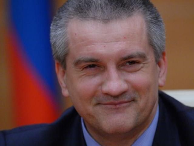 Окупаційна влада Криму вимагає від держслужбовців здати українські паспорти Окупаційна влада Криму вимагає від держслужбовців здати українські паспорти