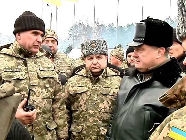 Порошенко передал военным около 100 единиц техники Порошенко передал военным около 100 единиц техники