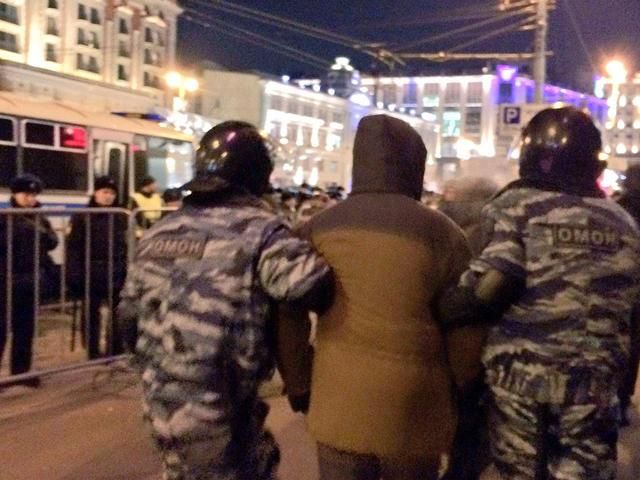 На мітингу в центрі Москви затримали близько 250 осіб
