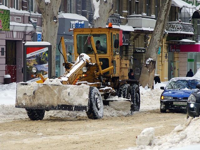 Рух автомобільними дорогами через снігопади обмежено вже в 5 областях